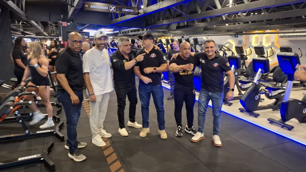 Dirigentes esportivos, treinadores e gestores em uma academia posando para foto na Academia Iron X