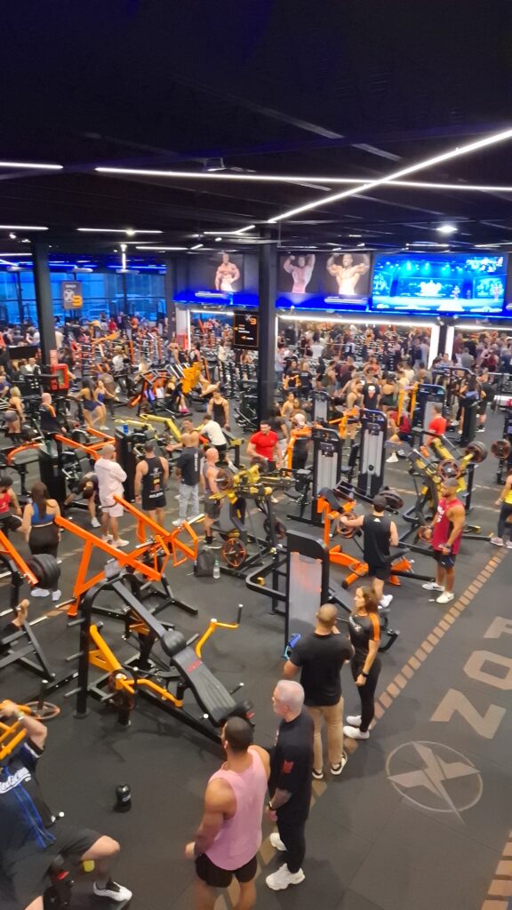 academia de musculação lotada de gente em evento educacional.
