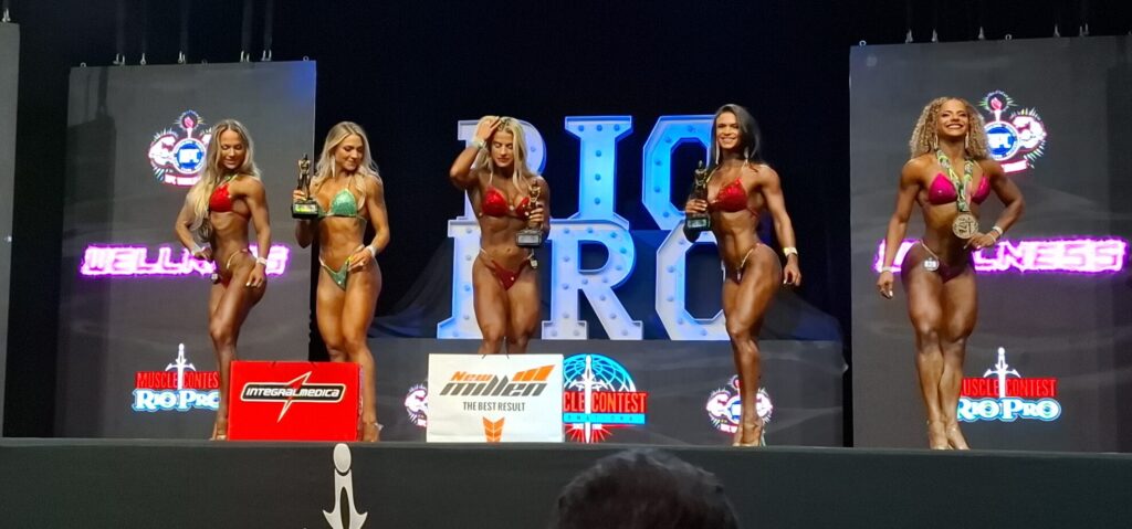 Atletas Wellness recebendo a premiação no palco do Rio Pro Muscle Contest no dia 27 de setembro de 2025, no Rio de Janeiro.