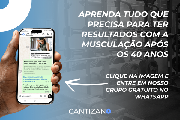 imagem de uma mão segurando um celular, com a tela apresentando o grupo de whatsapp sobre musculação após os 40 anos. Convite para fazer parte do grupo!