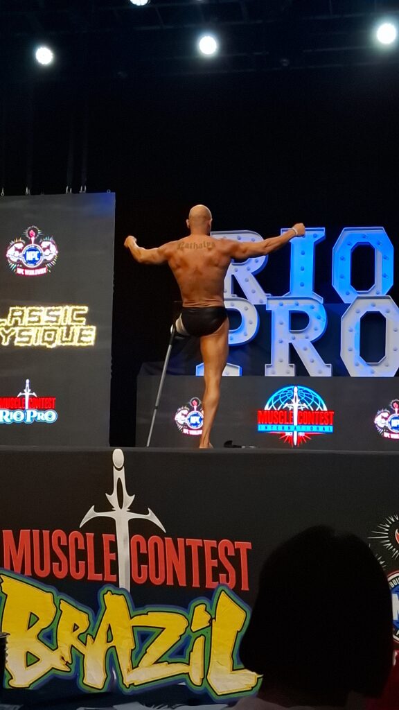 Joel Ulisses posando no RIO PRO Muscue Contest, no Ribalta, Rio de Janeiro.