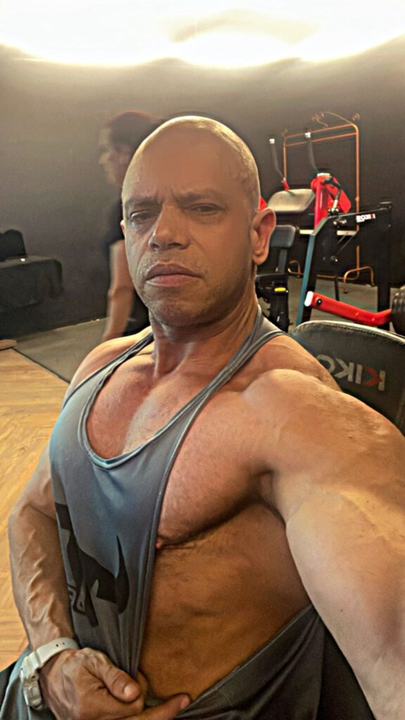 Joel em sua academia, treinando.
