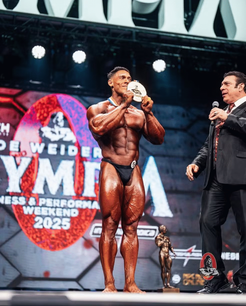 Atleta de fisiculturismo Ramon Dino vencendo o Mr Olympia na categoria Classic em 2025, em Las Vegas