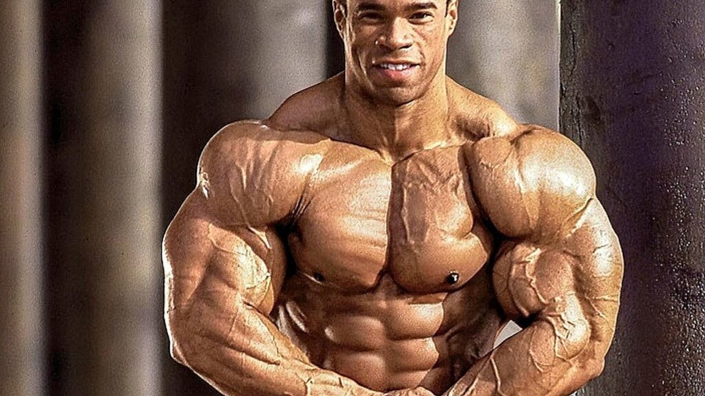 Atleta Kevin Levrone fazendo pose "Mais Musculoso"